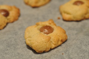 Småkager med mandelmel & chokoladeknapper 