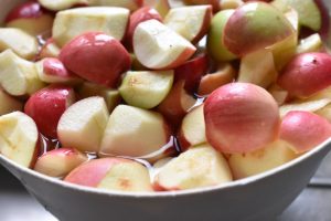 Æble pære crumble med hasselnødder - nem opskrift