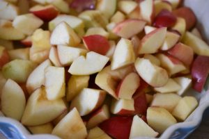 Æble pære crumble med hasselnødder - nem opskrift