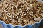 Æble pære crumble med hasselnødder - nem opskrift