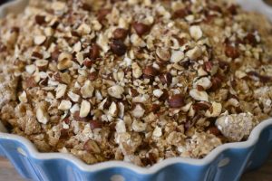 Æble pære crumble med hasselnødder - nem opskrift