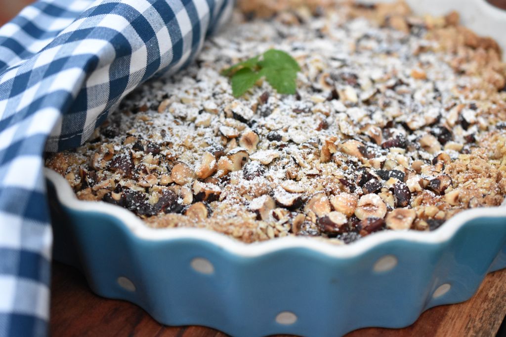 Æble pære crumble med hasselnødder - nem opskrift
