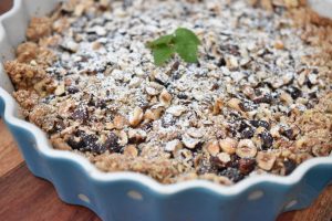 Æble pære crumble med hasselnødder - nem opskrift