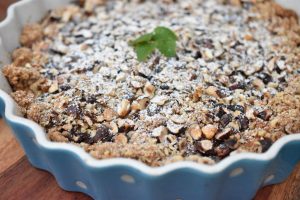 Æble pære crumble med hasselnødder - nem opskrift