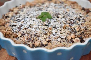 Æble pære crumble med hasselnødder - nem opskrift