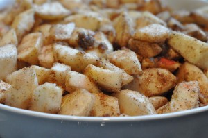 Æble pære crumble med hasselnødder - nem opskrift