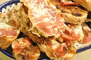 Bruschetta med pesto, ost og skinke