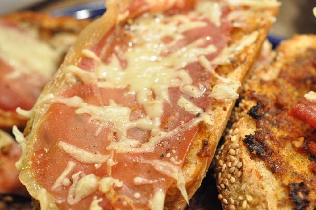 Bruschetta med pesto, ost og skinke