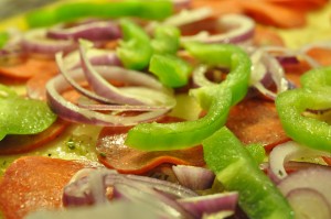 Pizzadej uden æltning - lækre pizzaer med pepperoni, skinke og cocktailpølser