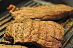 Steaks med sesamkartofler & bagte løg