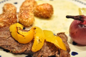 Steaks med sesamkartofler & bagte løg