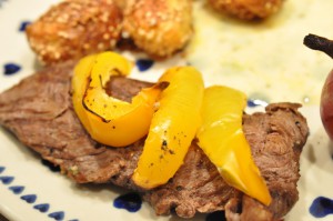 Steaks med sesamkartofler & bagte løg