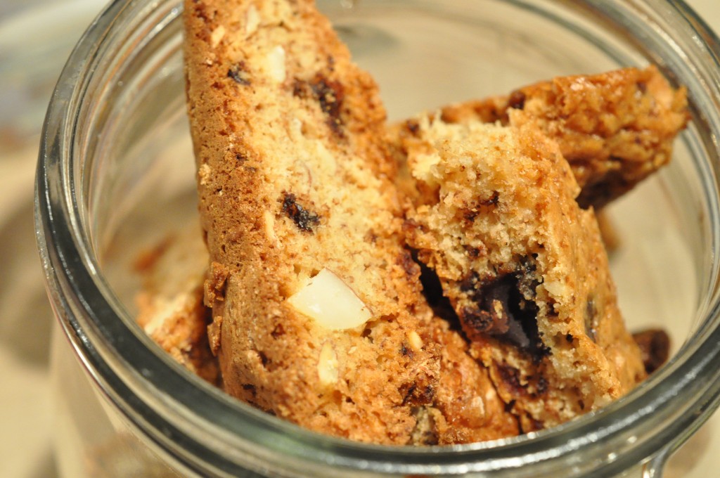 Biscotti med mandler chokolade og kirsebær