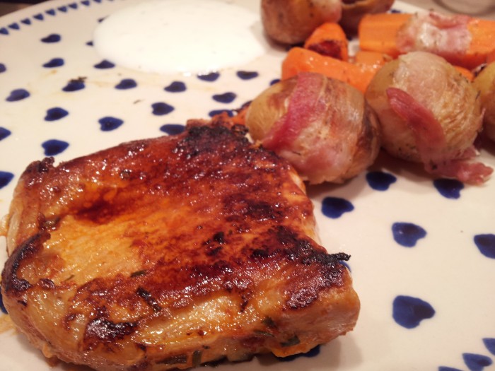 Baconkartofler med bagte gulerødder og koteletter