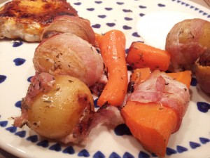 Baconkartofler med bagte gulerødder og koteletter