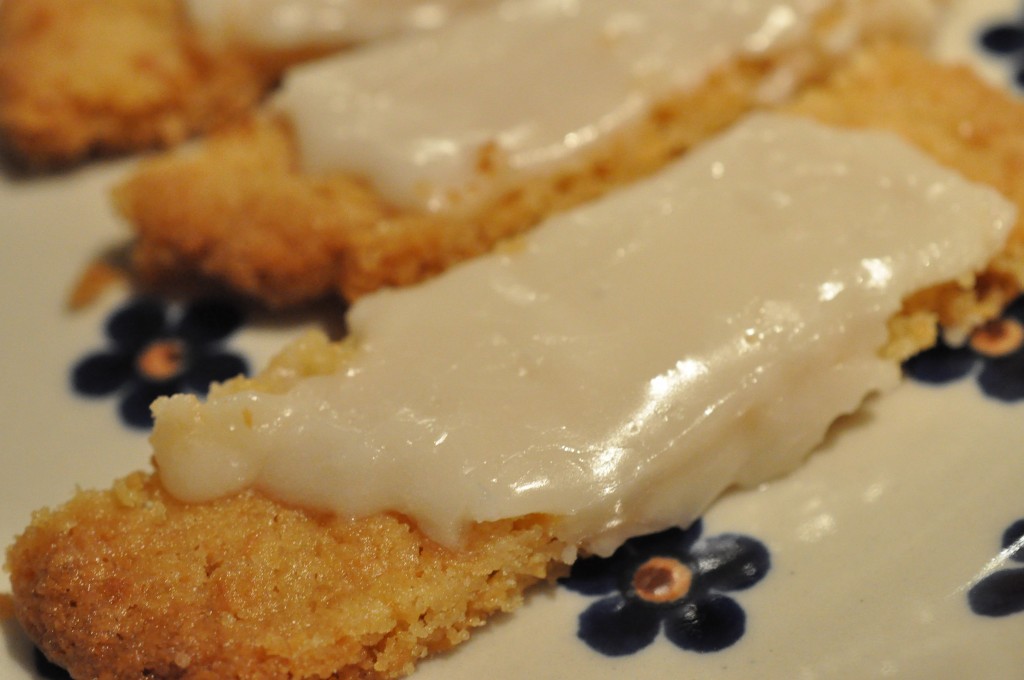 Fedtebrød med kokosmel og romglasur opskrift