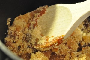 Karamelbrud hård karamel med nødder opskrift