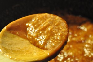 Karamelbrud hård karamel med nødder opskrift