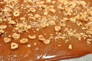 Karamelbrud hård karamel med nødder opskrift