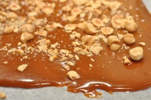 DSC_0276 • nogetiovnenstaging.com Karamelbrud hård karamel med nødder opskrift