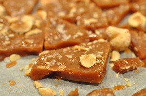 DSC_0281 • nogetiovnenstaging.com Karamelbrud hård karamel med nødder opskrift