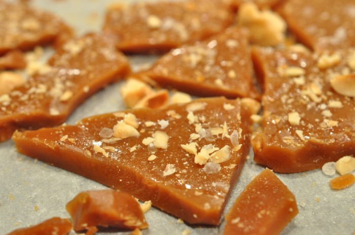 DSC 0282 700x464 Lækre karamelbrud søde salte flødekarameller med hasselnødder.