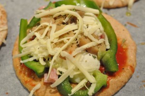 Pitabrøds pizza med skinke og mozzarella ost