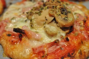 Pitabrøds pizza med skinke og mozzarella ost
