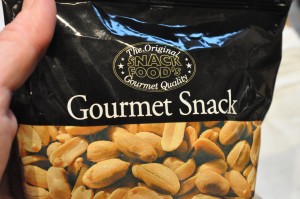 Fudge med kondenseret mælk & salte peanuts