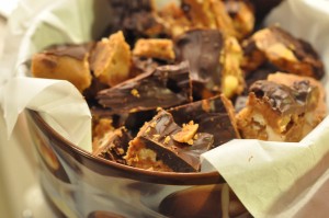 Fudge med kondenseret mælk & salte peanuts