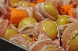 DSC_0543 • nogetiovnenstaging.com Baconkartofler med bagte gulerødder og koteletter