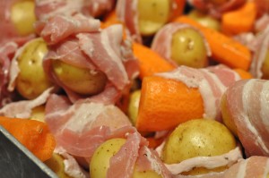 Baconkartofler med bagte gulerødder og koteletter