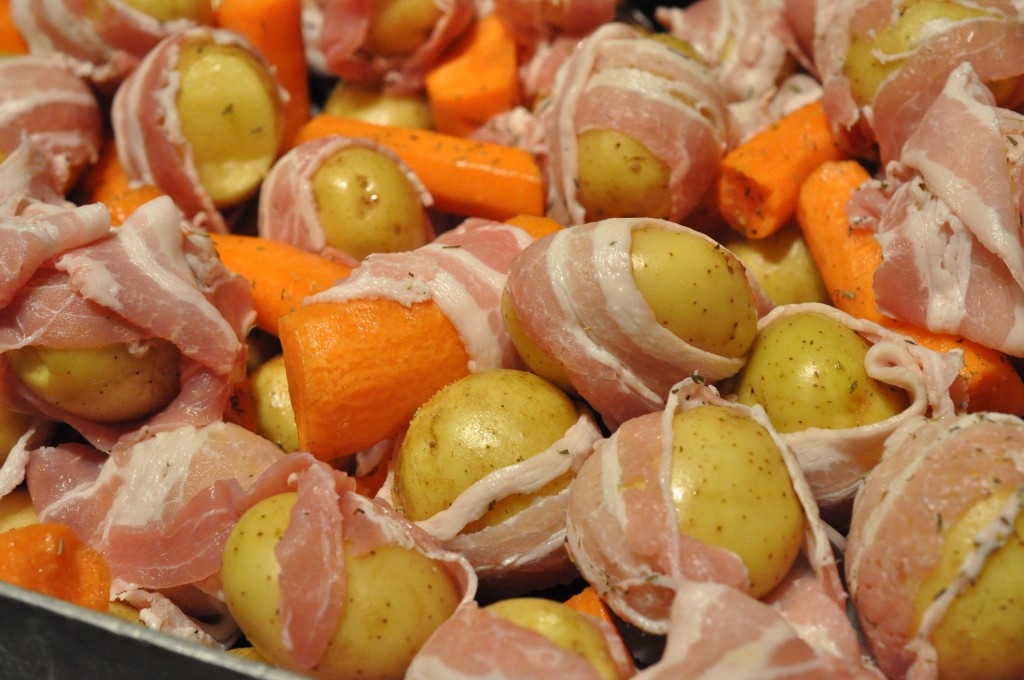 Baconkartofler med bagte gulerødder og koteletter