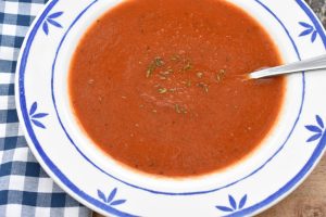 Stærk tomatsuppe med friske tomater, chili, peberfrugt - i tallerken