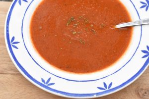 Stærk tomatsuppe med friske tomater, chili, peberfrugt