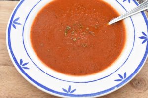 Stærk tomatsuppe med friske tomater, chili, peberfrugt