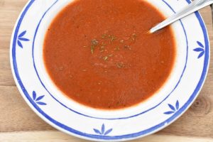 Stærk tomatsuppe med friske tomater, chili, peberfrugt