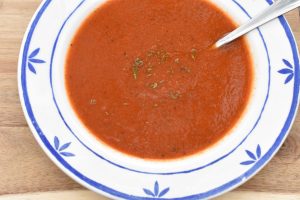 Stærk tomatsuppe med friske tomater, chili, peberfrugt