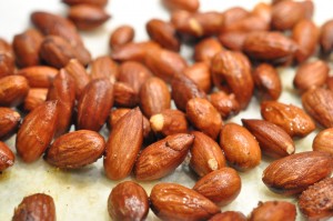 Ristede mandler i ovn med salt og krydderi