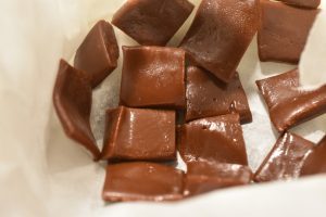 DSC_0874 • nogetiovnen.dk Flødekarameller med chokolade - nem opskrift