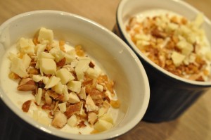 Tykmælksfromage med mandelknas og hvid chokolade