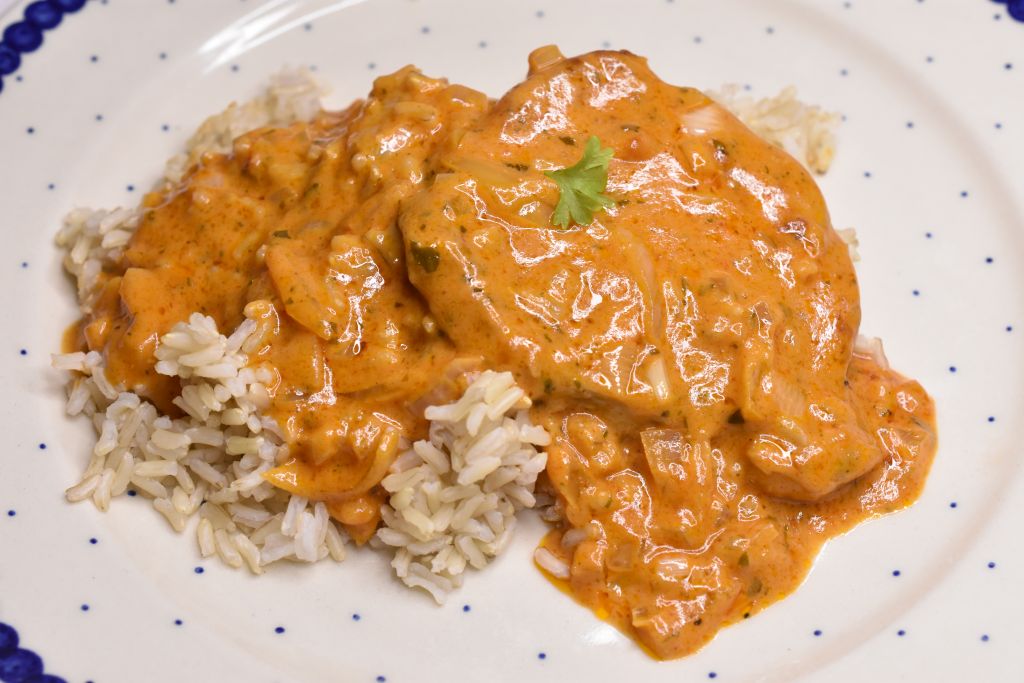 Koteletter i stegeso med tomat & flødesovs