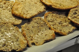 Ostebrød med pesto og tomat - stop madspild