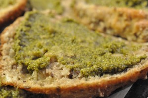 DSC_1596 • nogetiovnen.dk Brød med pesto, tomat og ost - bruschetta