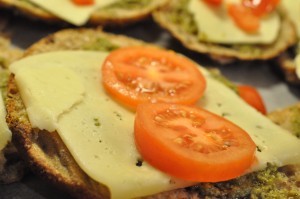 DSC_1602 • nogetiovnen.dk Brød med pesto, tomat og ost - bruschetta