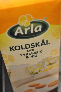 Koldskålsfromage med mandelkrokant opskrift