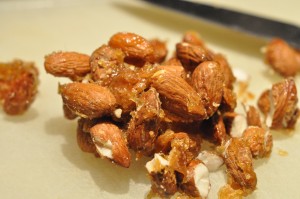 Koldskålsfromage med mandelkrokant opskrift