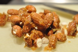 Koldskålsfromage med mandelkrokant opskrift