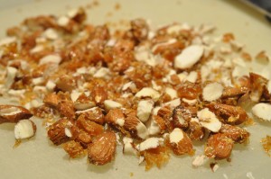 Koldskålsfromage med mandelkrokant opskrift