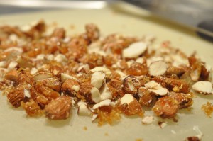 Koldskålsfromage med mandelkrokant opskrift